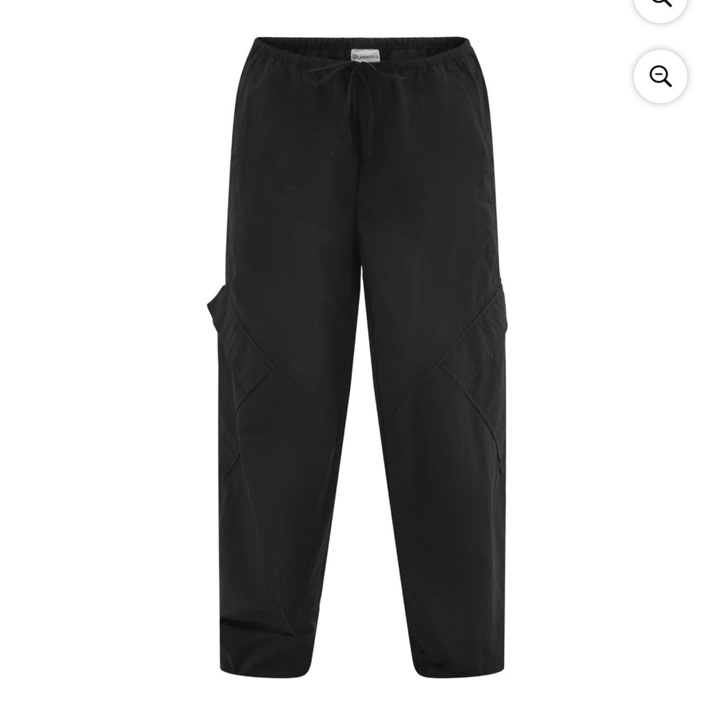NO Boundaries Parachute
Pants, Women's Black Cargo Pants size M never warm - Picture 5 of 13